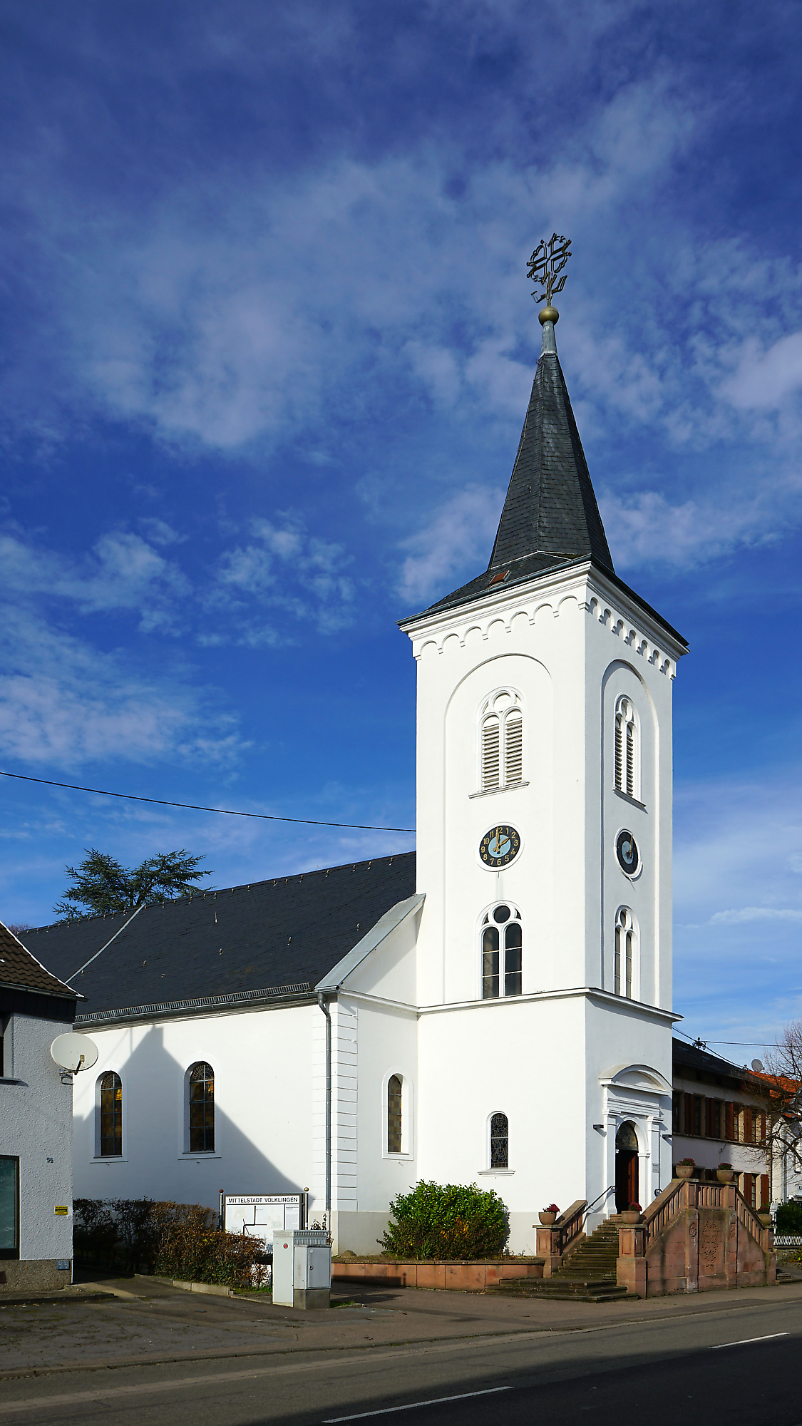 Hugenottenkirche Ludweiler - Strahlende Geschichte: Die neue Beleuchtung der Hugenottenkirche Ludweiler