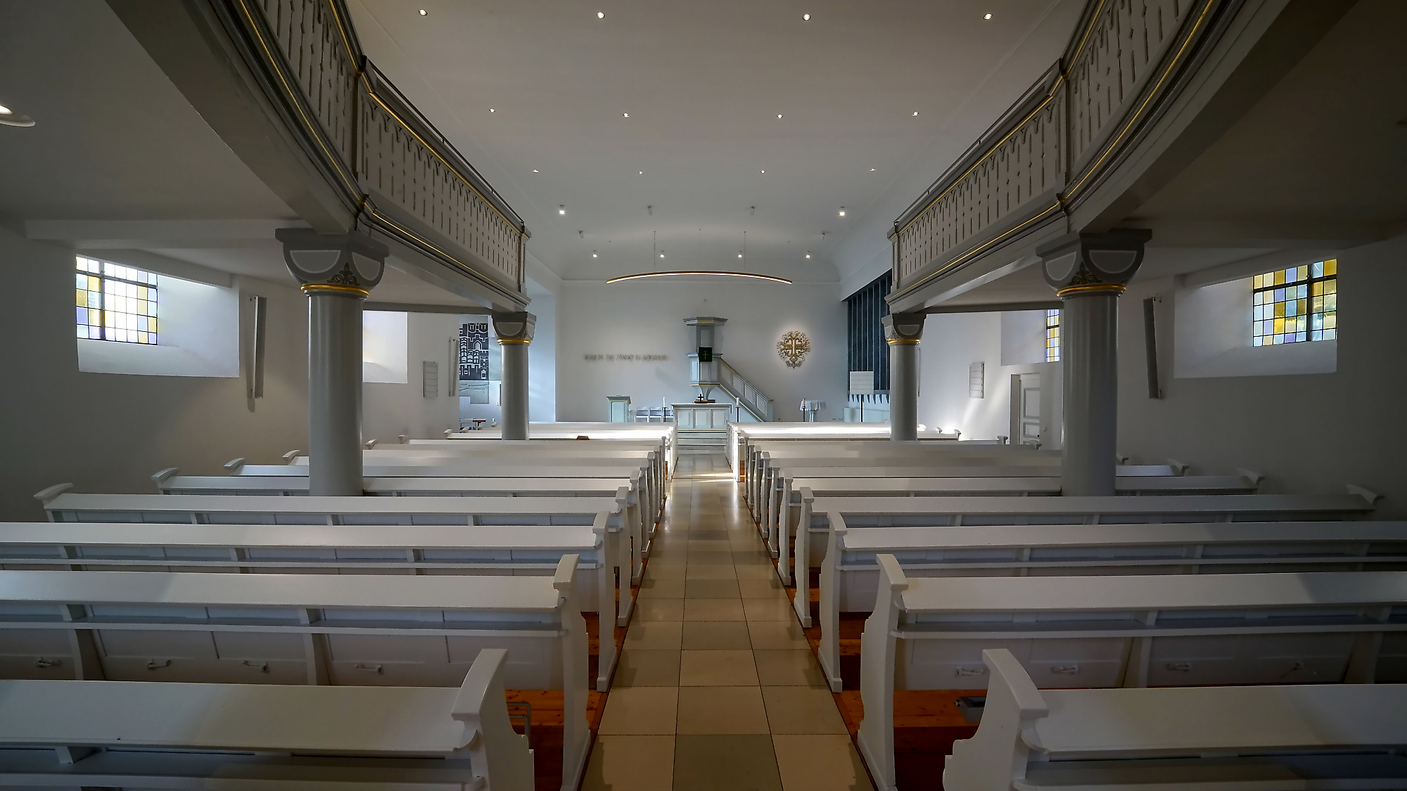 Hugenottenkirche Ludweiler - Strahlende Geschichte: Die neue Beleuchtung der Hugenottenkirche Ludweiler