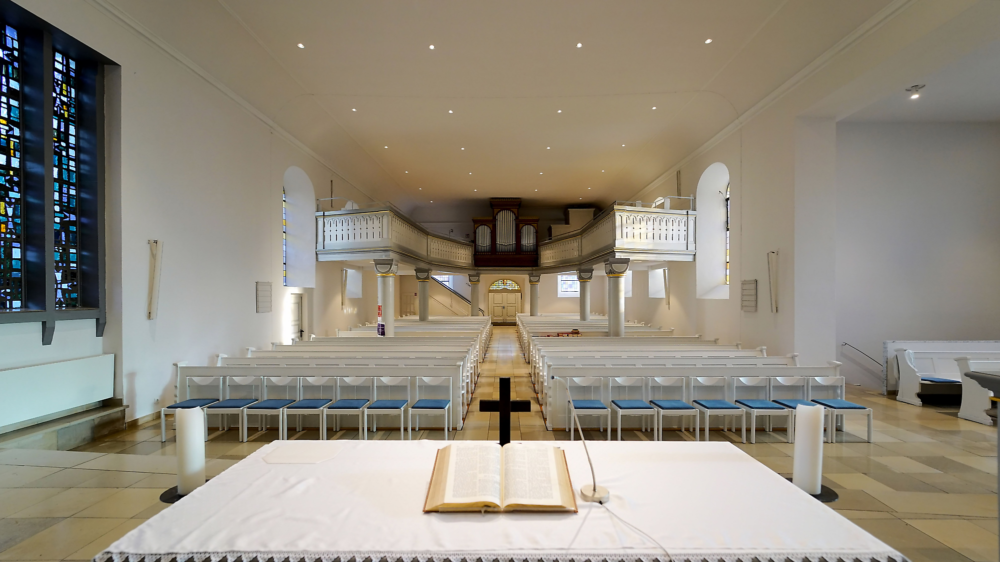 Hugenottenkirche Ludweiler - Strahlende Geschichte: Die neue Beleuchtung der Hugenottenkirche Ludweiler