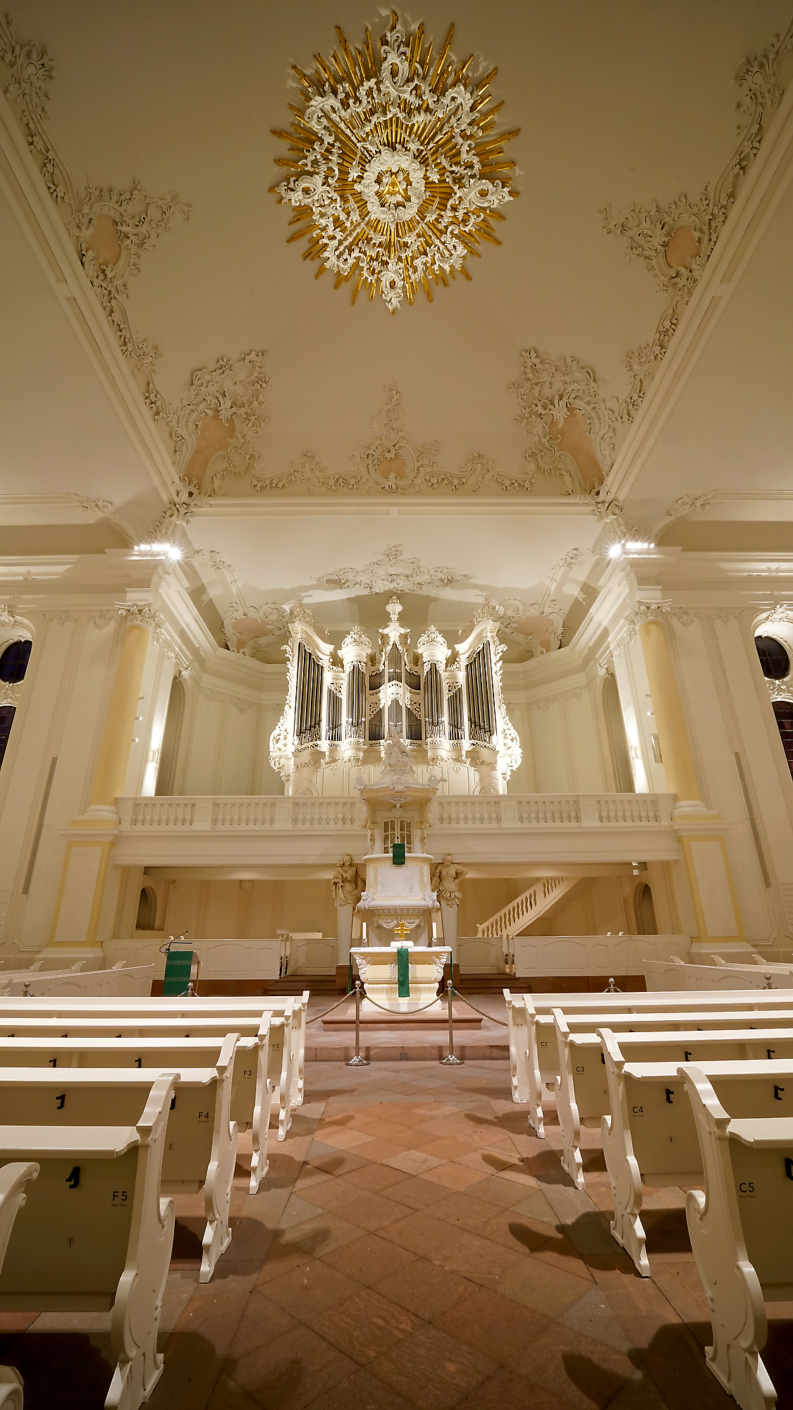 Ludwigskirche Saarbrücken - Lichtakzente im barocken Denkmal der Ludwigskirche in Saarbrücken