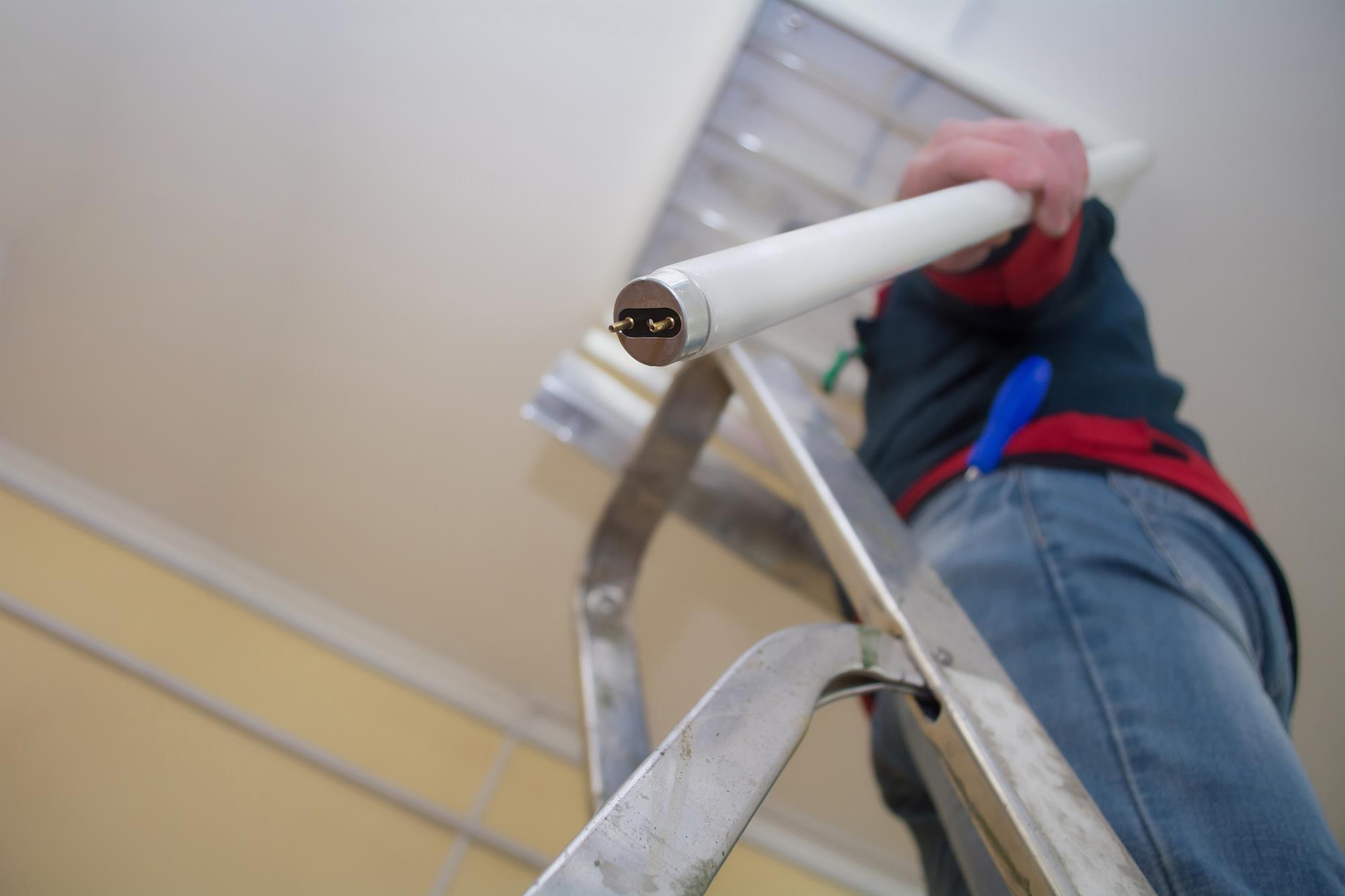 Handwerker bei der Leuchtensanierung