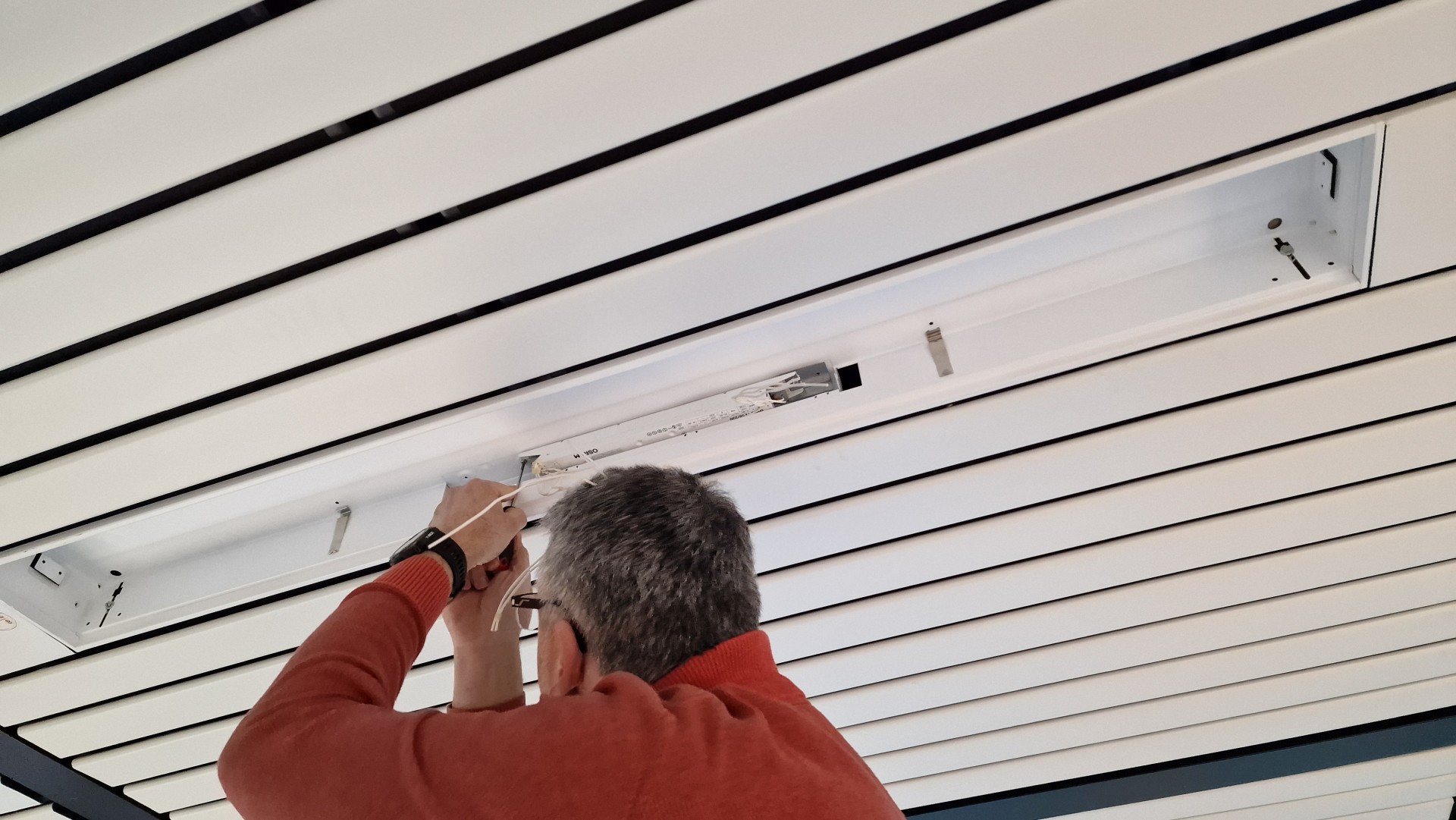 Einsetzen der neuen x.change LED-Leuchte in die Leuchte